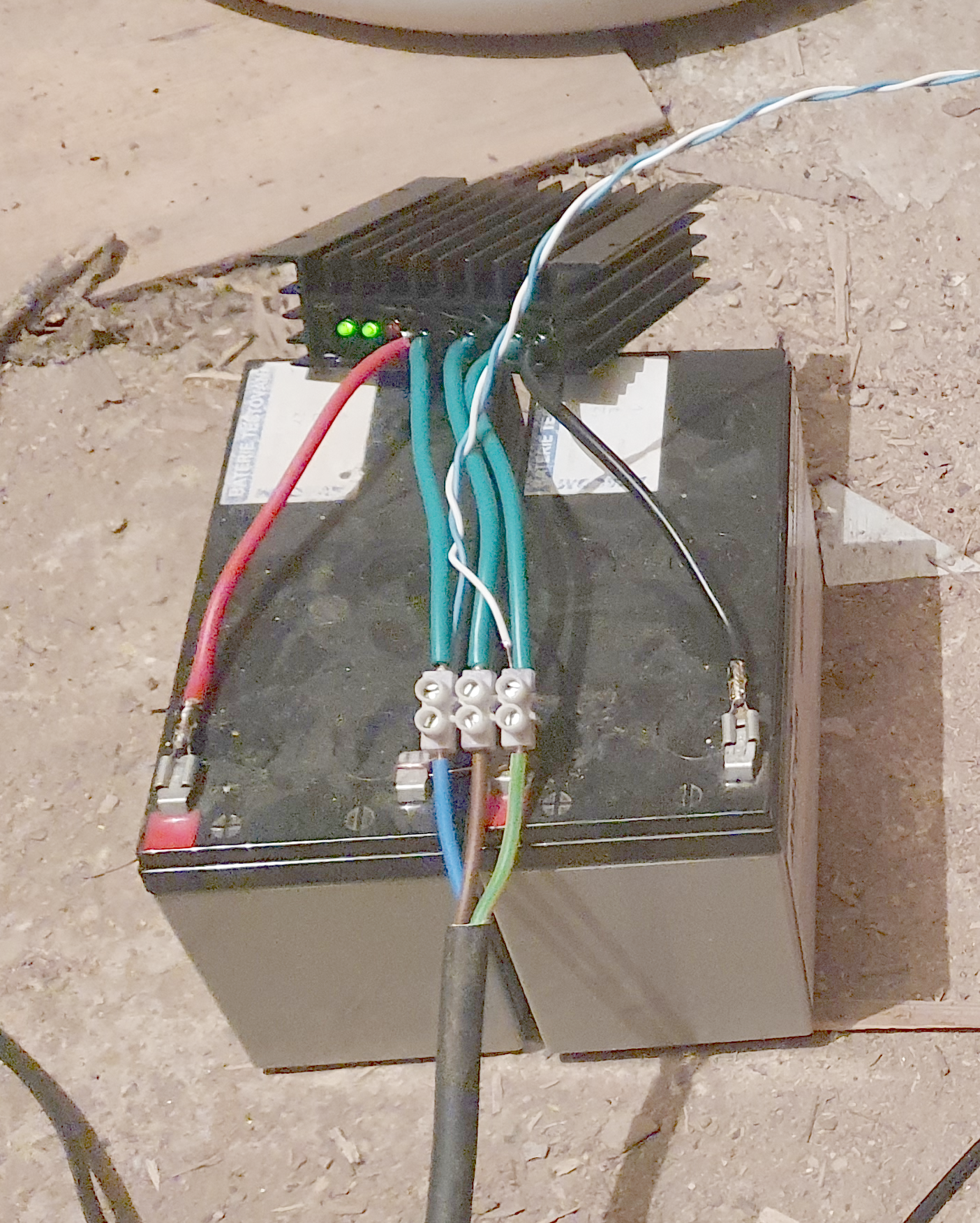 Regulátor připojený k baterii